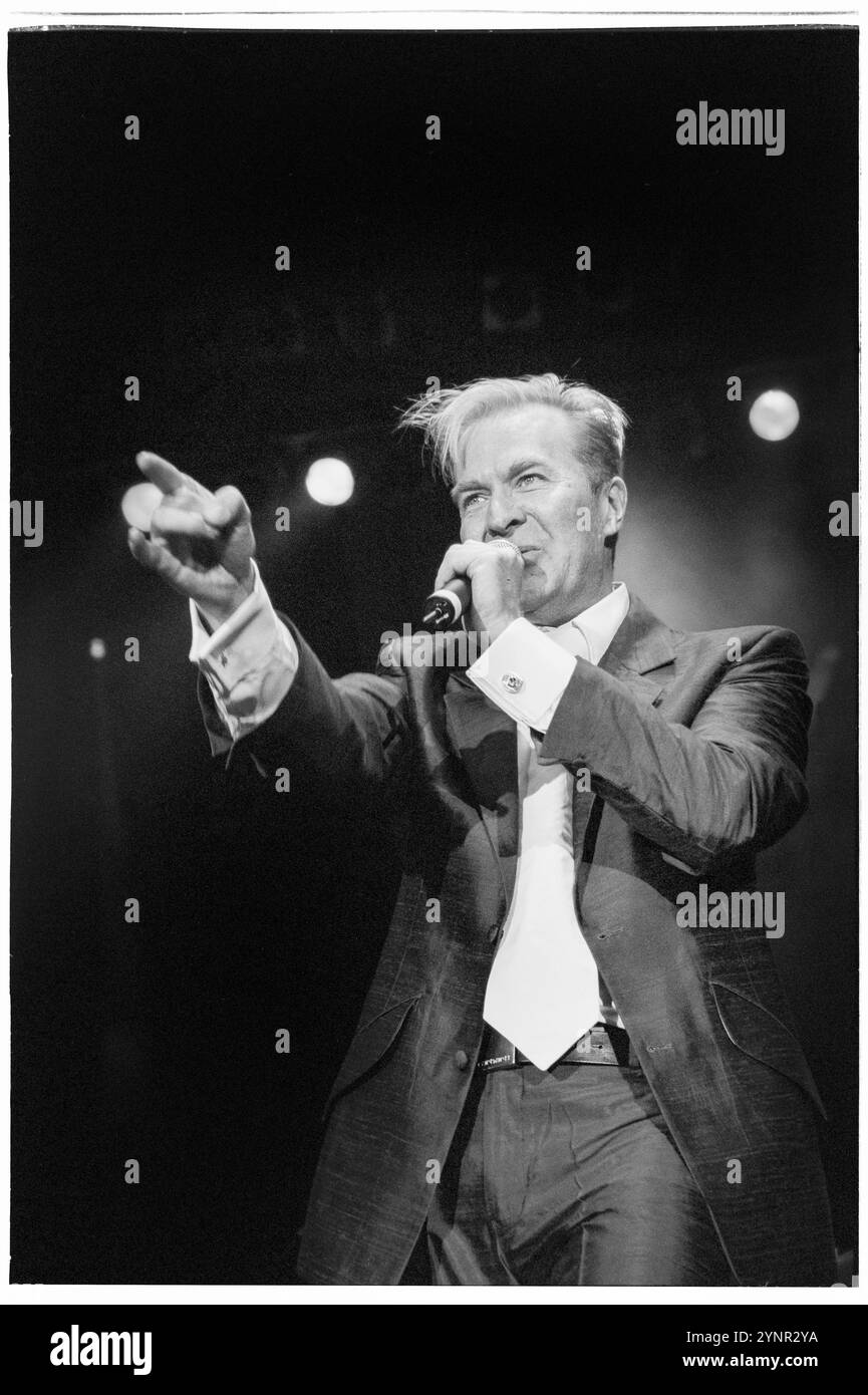 MARTIN FRY, ABC, KONZERT, 2002: Martin Fry von der Band ABC spielte am 18. April 2002 live in der Cardiff International Arena in Wales. Foto: Rob Watkins. INFO: ABC ist eine Sheffield-Band, die Anfang der 1980er Jahre gegründet wurde und für ihre raffinierte Mischung aus New Wave und Synthie-Pop bekannt ist. Mit Hits wie The Look of Love und The Lexicon of Love, einem von der Kritik gefeierten Album, erreichten sie Erfolge. Stockfoto