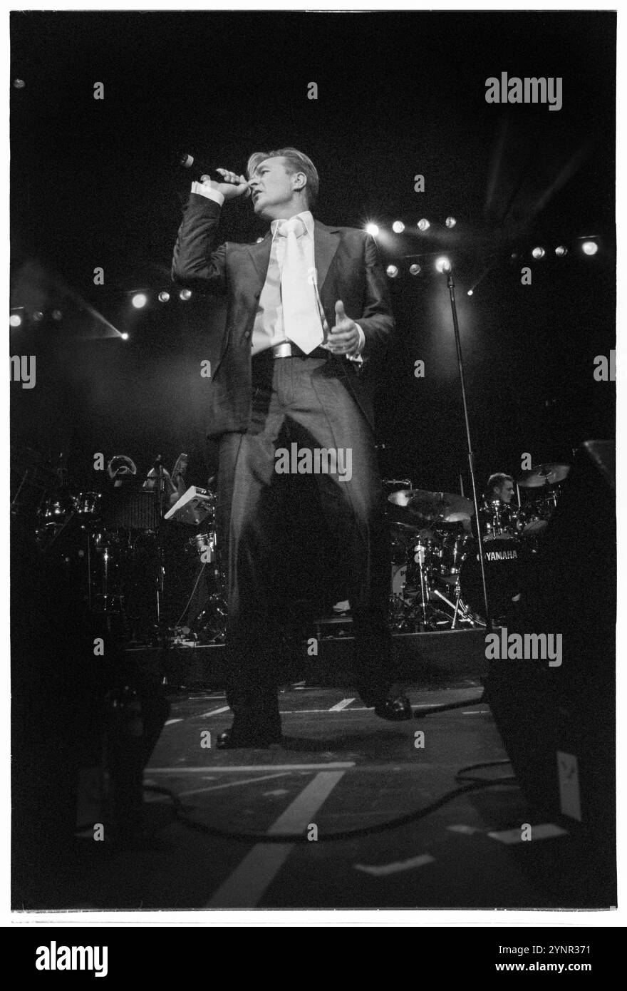 MARTIN FRY, ABC, KONZERT, 2002: Martin Fry von der Band ABC spielte am 18. April 2002 live in der Cardiff International Arena in Wales. Foto: Rob Watkins. INFO: ABC ist eine Sheffield-Band, die Anfang der 1980er Jahre gegründet wurde und für ihre raffinierte Mischung aus New Wave und Synthie-Pop bekannt ist. Mit Hits wie The Look of Love und The Lexicon of Love, einem von der Kritik gefeierten Album, erreichten sie Erfolge. Stockfoto