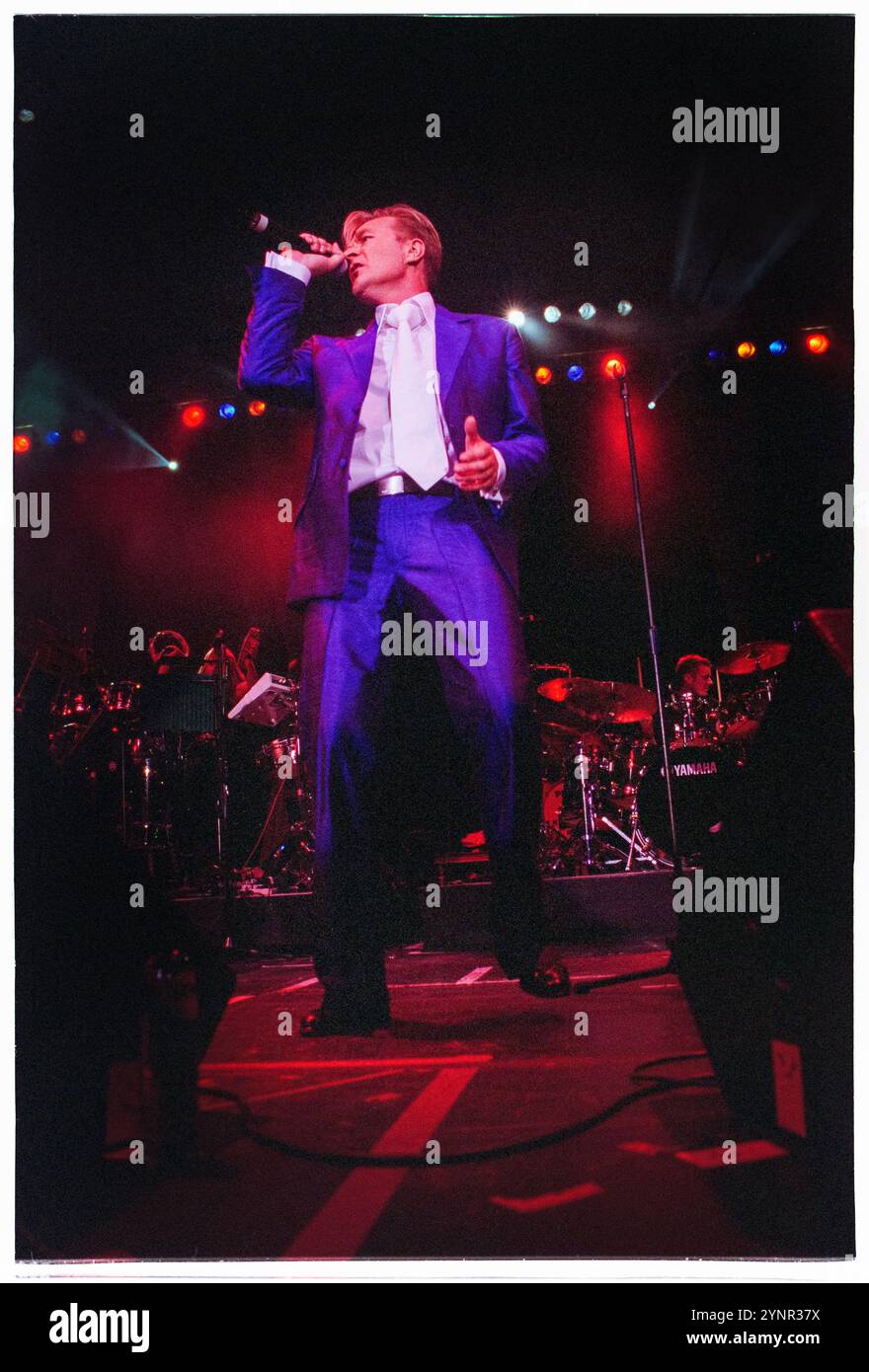 MARTIN FRY, ABC, KONZERT, 2002: Martin Fry von der Band ABC spielte am 18. April 2002 live in der Cardiff International Arena in Wales. Foto: Rob Watkins. INFO: ABC ist eine Sheffield-Band, die Anfang der 1980er Jahre gegründet wurde und für ihre raffinierte Mischung aus New Wave und Synthie-Pop bekannt ist. Mit Hits wie The Look of Love und The Lexicon of Love, einem von der Kritik gefeierten Album, erreichten sie Erfolge. Stockfoto