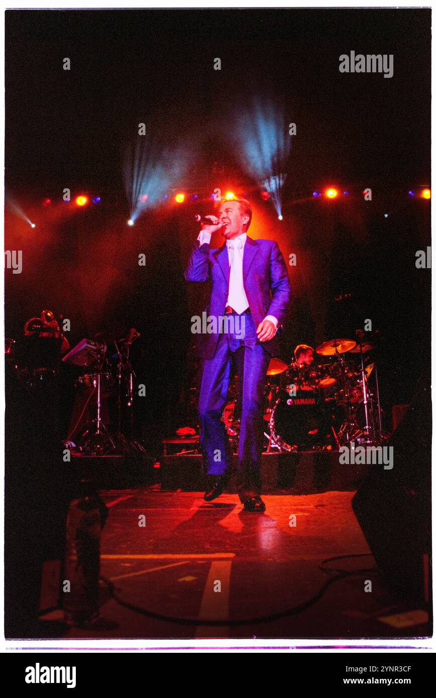 MARTIN FRY, ABC, KONZERT, 2002: Martin Fry von der Band ABC spielte am 18. April 2002 live in der Cardiff International Arena in Wales. Foto: Rob Watkins. INFO: ABC ist eine Sheffield-Band, die Anfang der 1980er Jahre gegründet wurde und für ihre raffinierte Mischung aus New Wave und Synthie-Pop bekannt ist. Mit Hits wie The Look of Love und The Lexicon of Love, einem von der Kritik gefeierten Album, erreichten sie Erfolge. Stockfoto MARTIN FRY, ABC, KONZERT, 2002: Martin Fry von der Band ABC spielte am 18. April 2002 live in der Cardiff International Arena in Wales. Foto: Rob Watkins. INFO: ABC ist eine Sheffield-Band, die Anfang der 1980er Jahre gegründet wurde und für ihre raffinierte Mischung aus New Wave und Synthie-Pop bekannt ist. Mit Hits wie The Look of Love und The Lexicon of Love, einem von der Kritik gefeierten Album, erreichten sie Erfolge. Stockfoto