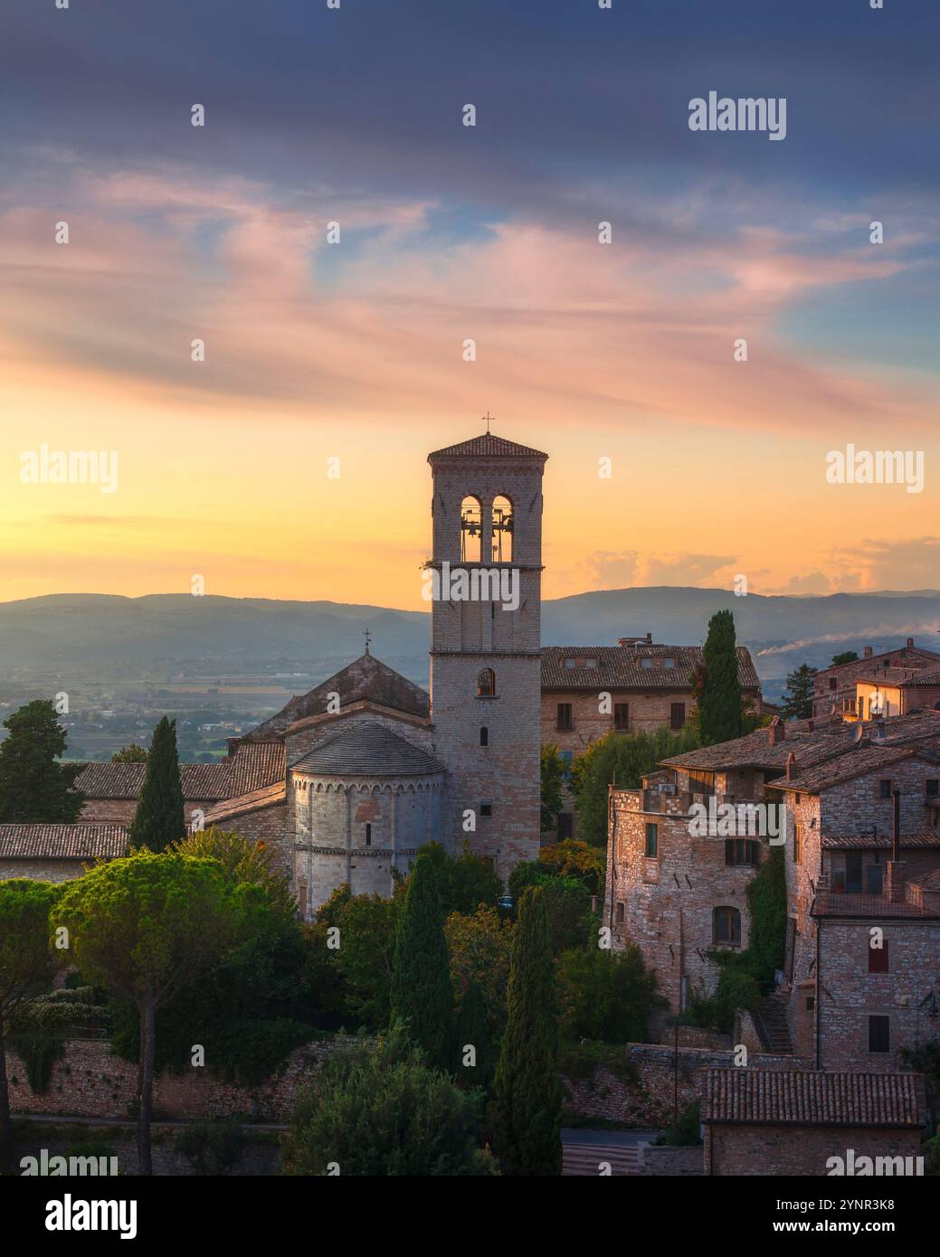 Assisi Stadt und Santa Maria Maggiore Kirche bei Sonnenuntergang. Provinz Perugia, Region Umbrien, Italien, Europa. Stockfoto