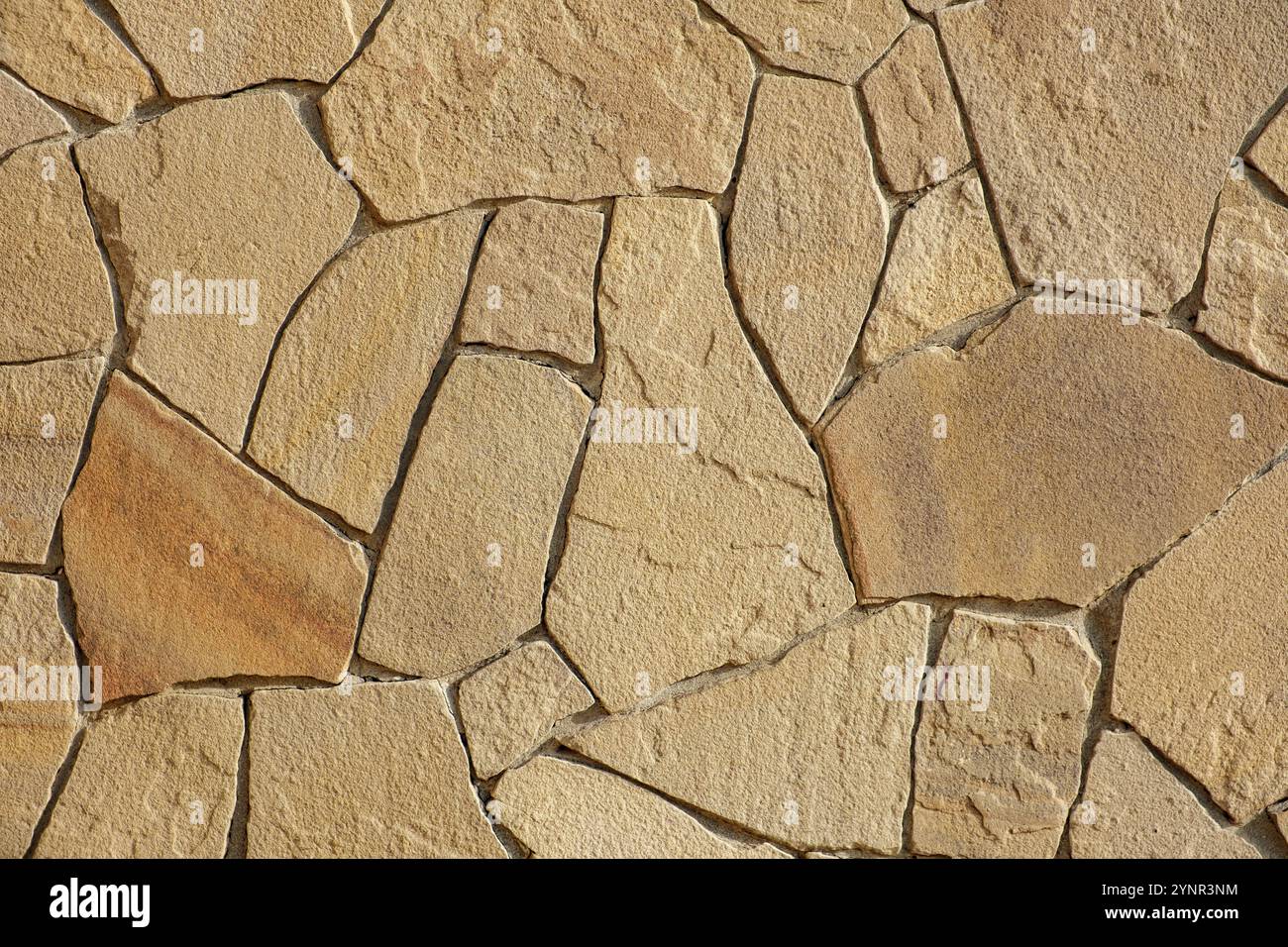 Wand mit flachen Steinen von unregelmäßiger Form Stockfoto