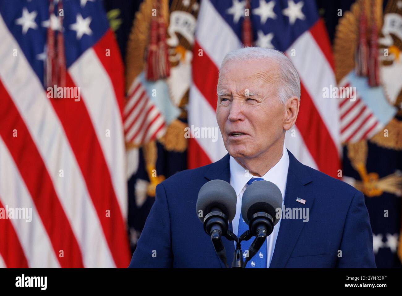 Washington, Usa. November 2024. Präsident Joe Biden gibt auf einer Pressekonferenz im Rosengarten des Weißen Hauses in Washington DC eine Rede: Präsident Biden gibt bekannt, dass Israel und die Hisbollah einen Waffenstillstand vereinbart haben. (Foto: Aaron Schwartz/SIPA USA) Credit: SIPA USA/Alamy Live News Stockfoto