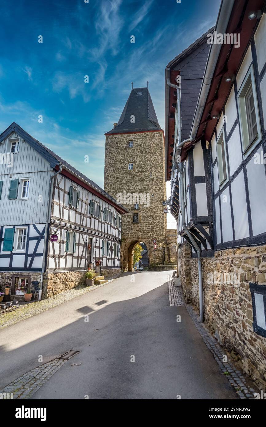 Mittelalterliches Stadttor und Fachwerkhäuser in der Stadt Blankenberg in Deutschland Stockfoto