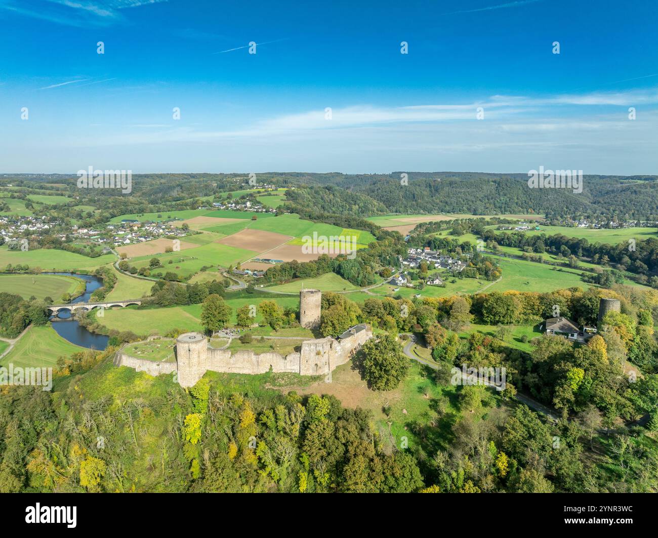 Blick aus der Vogelperspektive auf das Schloss Stad Blankentberg und das ummauerte mittelalterliche Dorf mit Stadttoren, traditionellen Fachwerkhäusern, in der Nähe des Flusses Sieg in Deutschland Stockfoto
