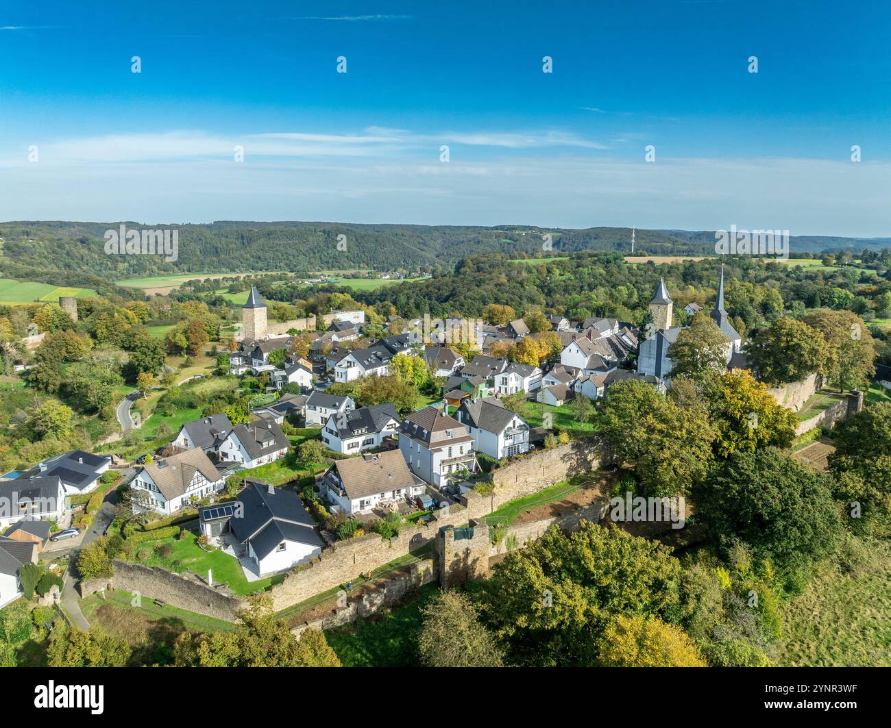 Blick aus der Vogelperspektive auf das Schloss Stad Blankentberg und das ummauerte mittelalterliche Dorf mit Stadttoren, traditionellen Fachwerkhäusern, in der Nähe des Flusses Sieg in Deutschland Stockfoto