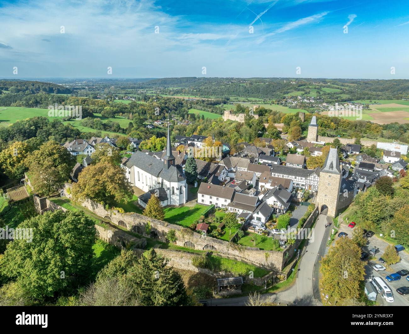 Blick aus der Vogelperspektive auf das Schloss Stad Blankentberg und das ummauerte mittelalterliche Dorf mit Stadttoren, traditionellen Fachwerkhäusern, in der Nähe des Flusses Sieg in Deutschland Stockfoto