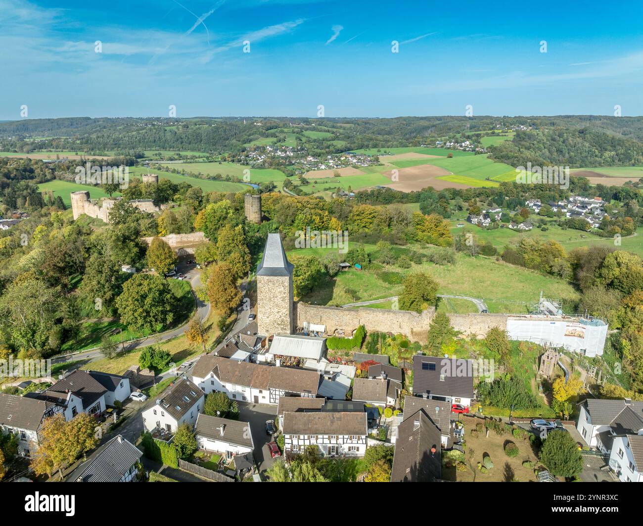Blick aus der Vogelperspektive auf das Schloss Stad Blankentberg und das ummauerte mittelalterliche Dorf mit Stadttoren, traditionellen Fachwerkhäusern, in der Nähe des Flusses Sieg in Deutschland Stockfoto