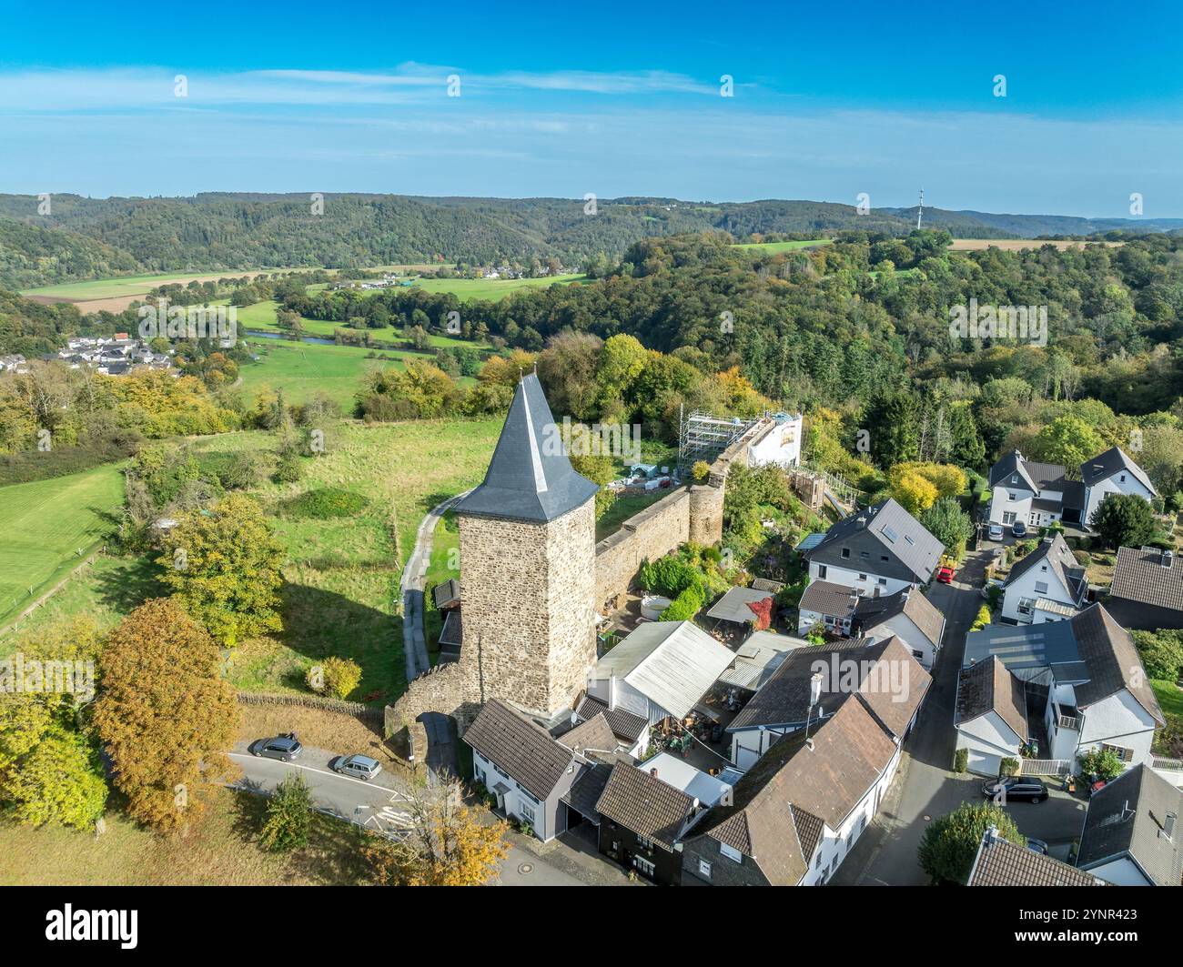 Blick aus der Vogelperspektive auf das Schloss Stad Blankentberg und das ummauerte mittelalterliche Dorf mit Stadttoren, traditionellen Fachwerkhäusern, in der Nähe des Flusses Sieg in Deutschland Stockfoto