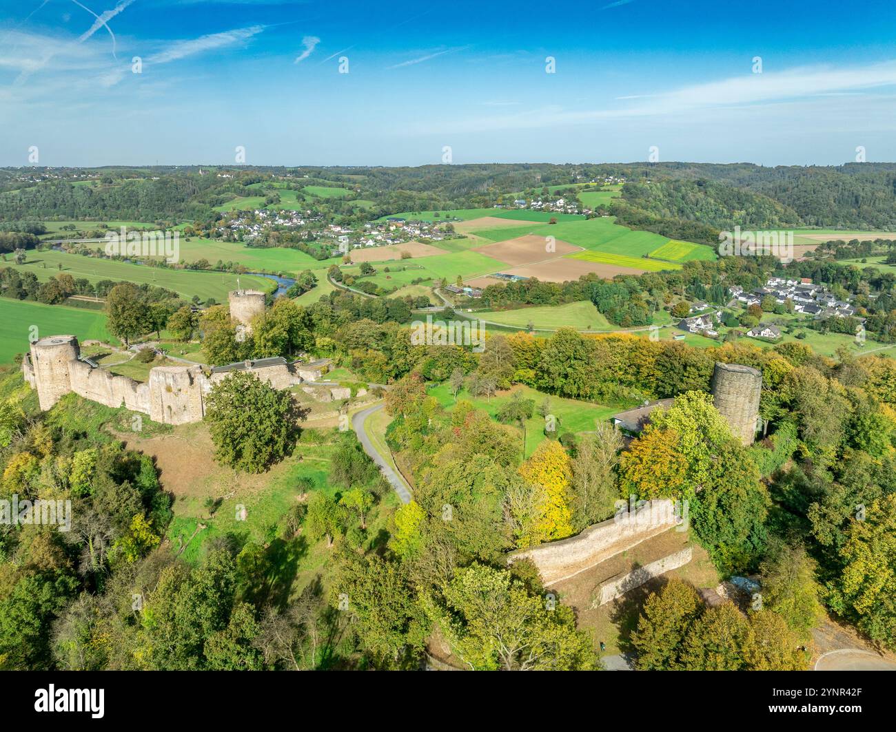 Blick aus der Vogelperspektive auf das Schloss Stad Blankentberg und das ummauerte mittelalterliche Dorf mit Stadttoren, traditionellen Fachwerkhäusern, in der Nähe des Flusses Sieg in Deutschland Stockfoto