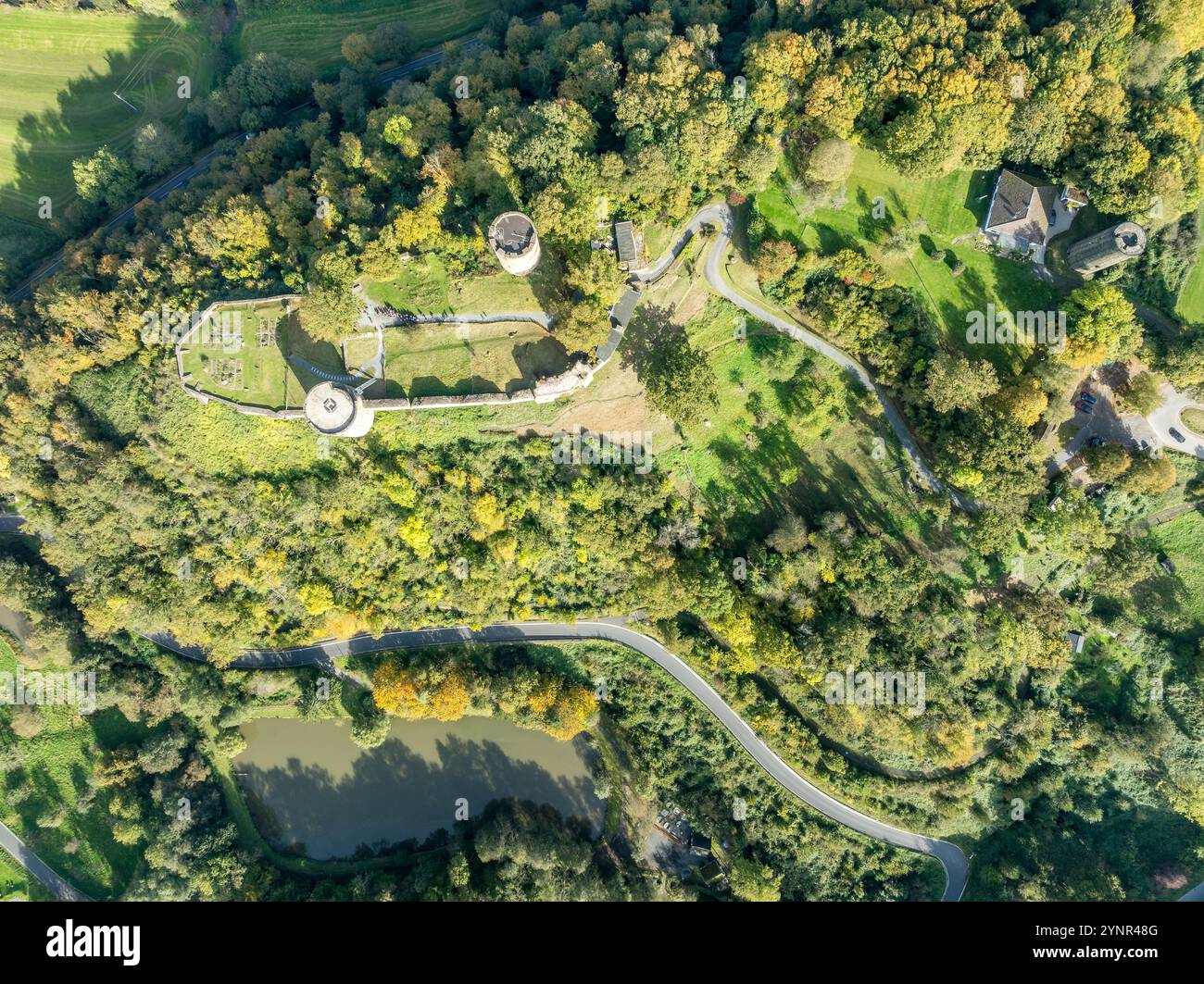 Blick aus der Vogelperspektive auf das Schloss Stad Blankentberg und das ummauerte mittelalterliche Dorf mit Stadttoren, traditionellen Fachwerkhäusern, in der Nähe des Flusses Sieg in Deutschland Stockfoto