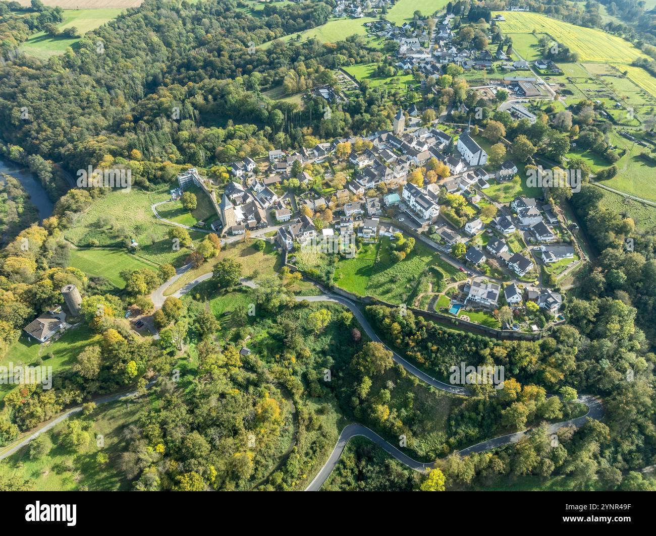 Blick aus der Vogelperspektive auf das Schloss Stad Blankentberg und das ummauerte mittelalterliche Dorf mit Stadttoren, traditionellen Fachwerkhäusern, in der Nähe des Flusses Sieg in Deutschland Stockfoto