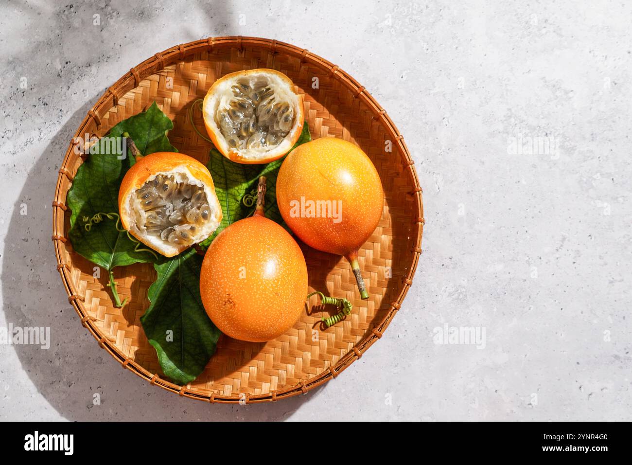 Frische Passionsfrucht, Passiflora ligularis, süße granadilla oder Grenadia Stockfoto