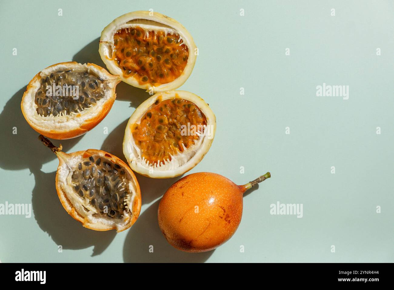 Frische Passionsfrucht, Passiflora ligularis, süße granadilla oder Grenadia Stockfoto