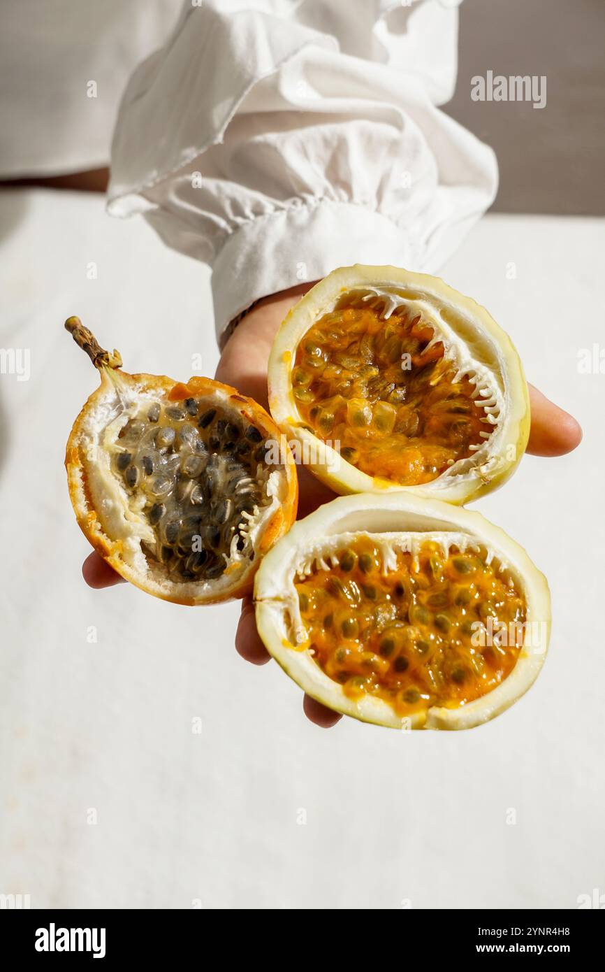 Frische Passionsfrucht, Passiflora ligularis, süße granadilla oder Grenadia Stockfoto