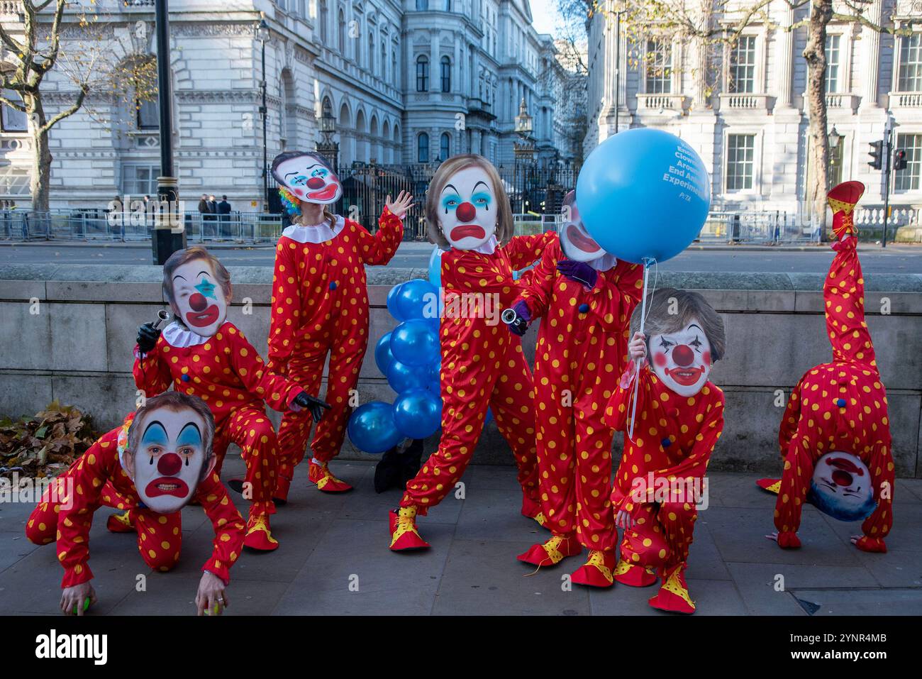 Aktivisten tummeln sich und jonglieren, während sie als Clowns gekleidet sind und die letzten sieben britischen Premierminister-Masken vor der Downing Street in London tragen. PETA-Aktivisten (People for the Ethical Treatment for Animals) sind als Clowns gekleidet und trugen die letzten sieben britischen Premierminister-Masken (Gordon Brown, David Cameron, Theresa May, Boris Johnson, Elizabeth Truss, Rishi Sunak und Tony Blair). Aktivisten rufen Keir Starmer und die Labour-Regierung auf, ihr Wahlversprechen zu erfüllen, die Tierversuche zu reduzieren oder gar zu stoppen. Stockfoto