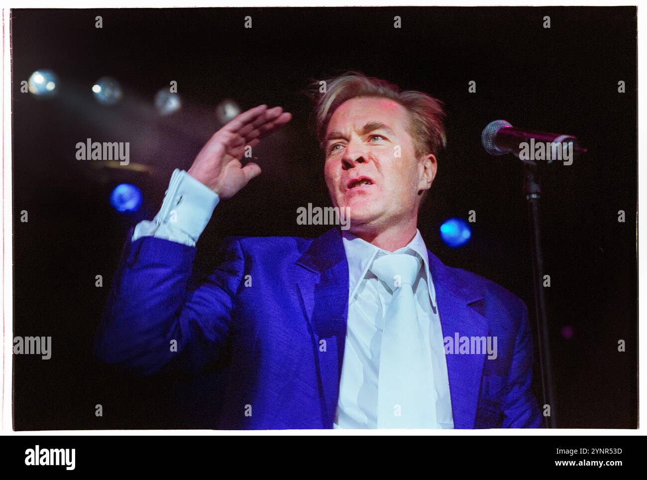 MARTIN FRY, ABC, KONZERT, 2002: Martin Fry von der Band ABC spielte am 18. April 2002 live in der Cardiff International Arena in Wales. Foto: Rob Watkins. INFO: ABC ist eine Sheffield-Band, die Anfang der 1980er Jahre gegründet wurde und für ihre raffinierte Mischung aus New Wave und Synthie-Pop bekannt ist. Mit Hits wie The Look of Love und The Lexicon of Love, einem von der Kritik gefeierten Album, erreichten sie Erfolge. Stockfoto