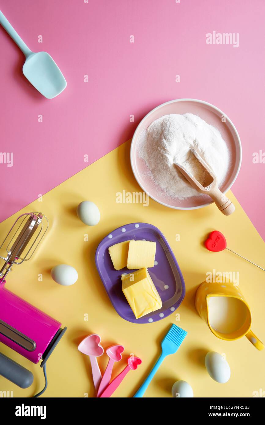 Modernes Backkonzept Flatlay mit Retro Pink und Yellow Color Blocking-Ästhetik. Stockfoto