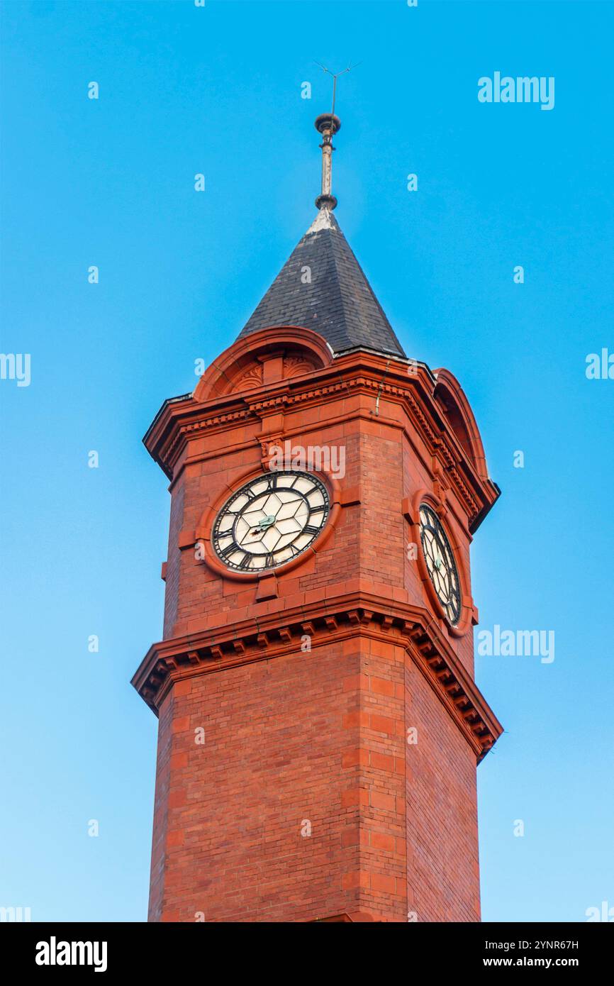 Historischer viktorianischer, roter Backsteinfelder, hydraulischer Uhrenturm mit einem spitzen Dach vor einem klaren blauen Himmel, mit kunstvollen Details middlesbrough teesside Stockfoto
