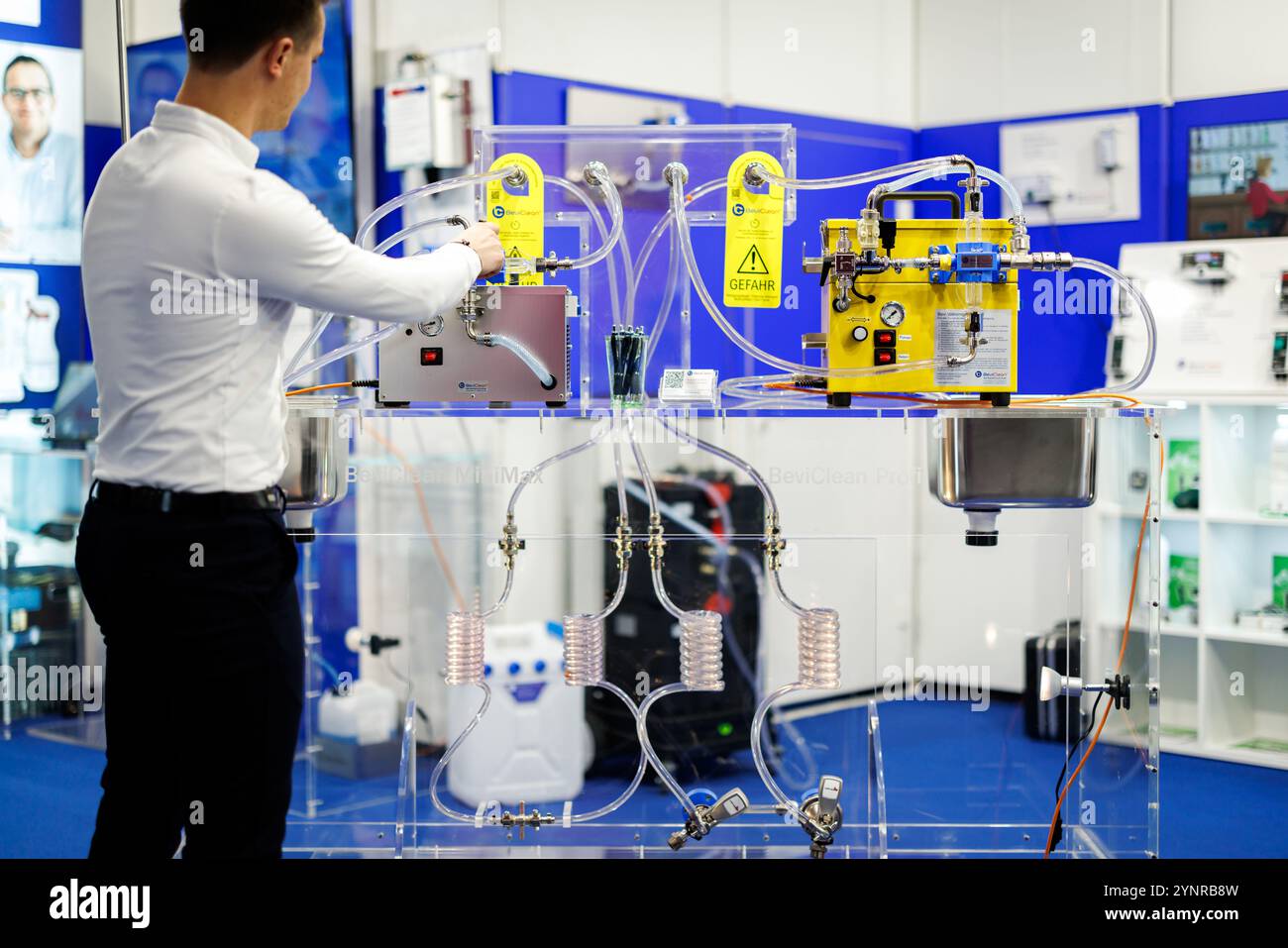 Nürnberg, Deutschland. November 2024. Auf der BrauBeviale Getränkemesse am Stand des deutschen Herstellers Bevi Clean ist ein Reinigungssystem für Dosieranlagen zu sehen. Vermerk: Daniel Karmann/dpa/Alamy Live News Stockfoto