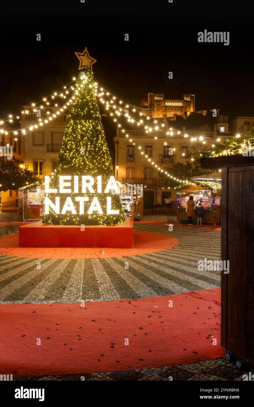 Leiria, Portugal - 19. Dezember 2023: Nächtlicher Blick über das Zentrum des Weihnachtsmarktes in der Stadt Leiria in Portugal, mit einem Weihnachtsbaum Stockfoto