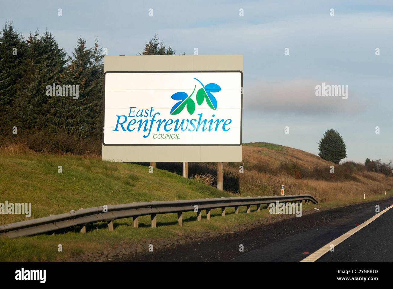 Schild des East Renfrewshire Council neben der Autobahn M77, Schottland, Großbritannien Stockfoto