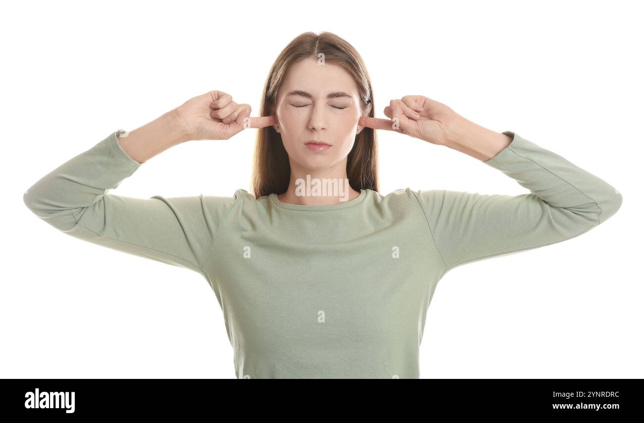 Frau, die ihre Ohren mit Fingern auf weißem Hintergrund bedeckt Stockfoto