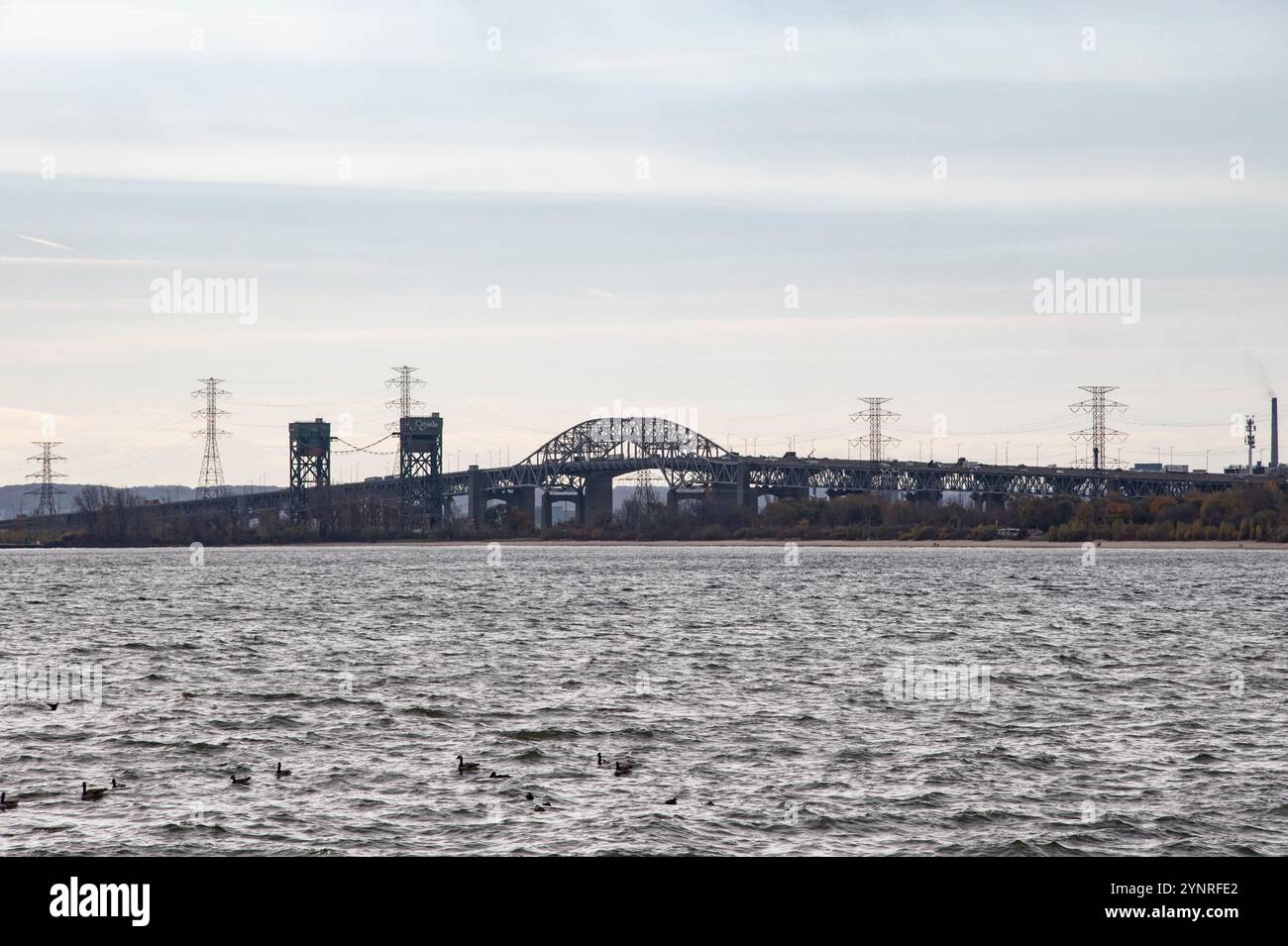 Burlington Bay James N. Allan Skyway Bridge vom Spencer Smith Park in der Innenstadt von Burlington, Ontario, Kanada Stockfoto