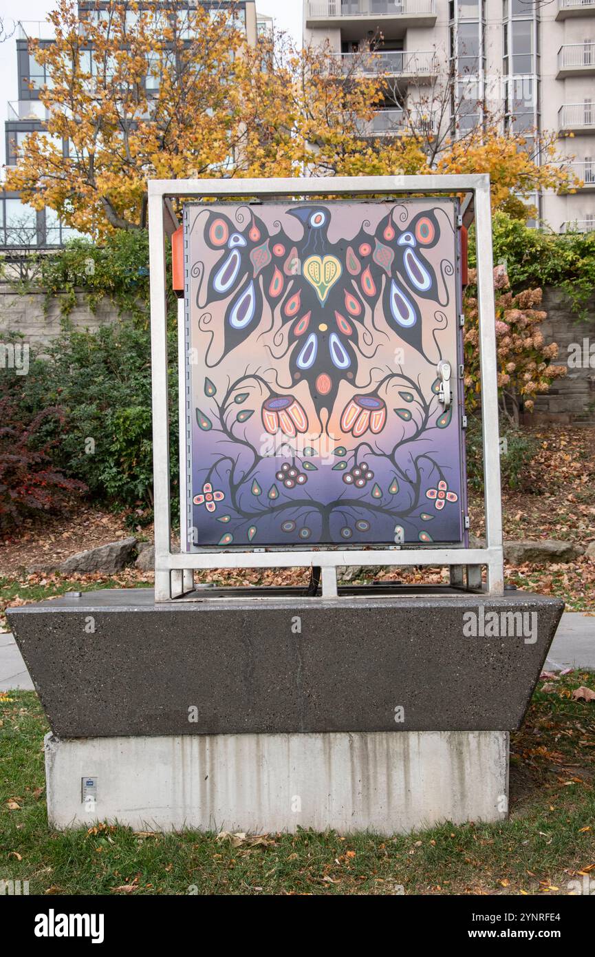 Einheimisches Vogelgemälde im Spencer Smith Park in der Innenstadt von Burlington, Ontario, Kanada Stockfoto