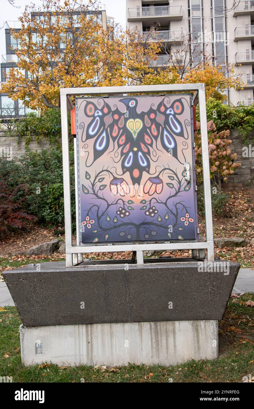 Einheimisches Vogelgemälde im Spencer Smith Park in der Innenstadt von Burlington, Ontario, Kanada Stockfoto