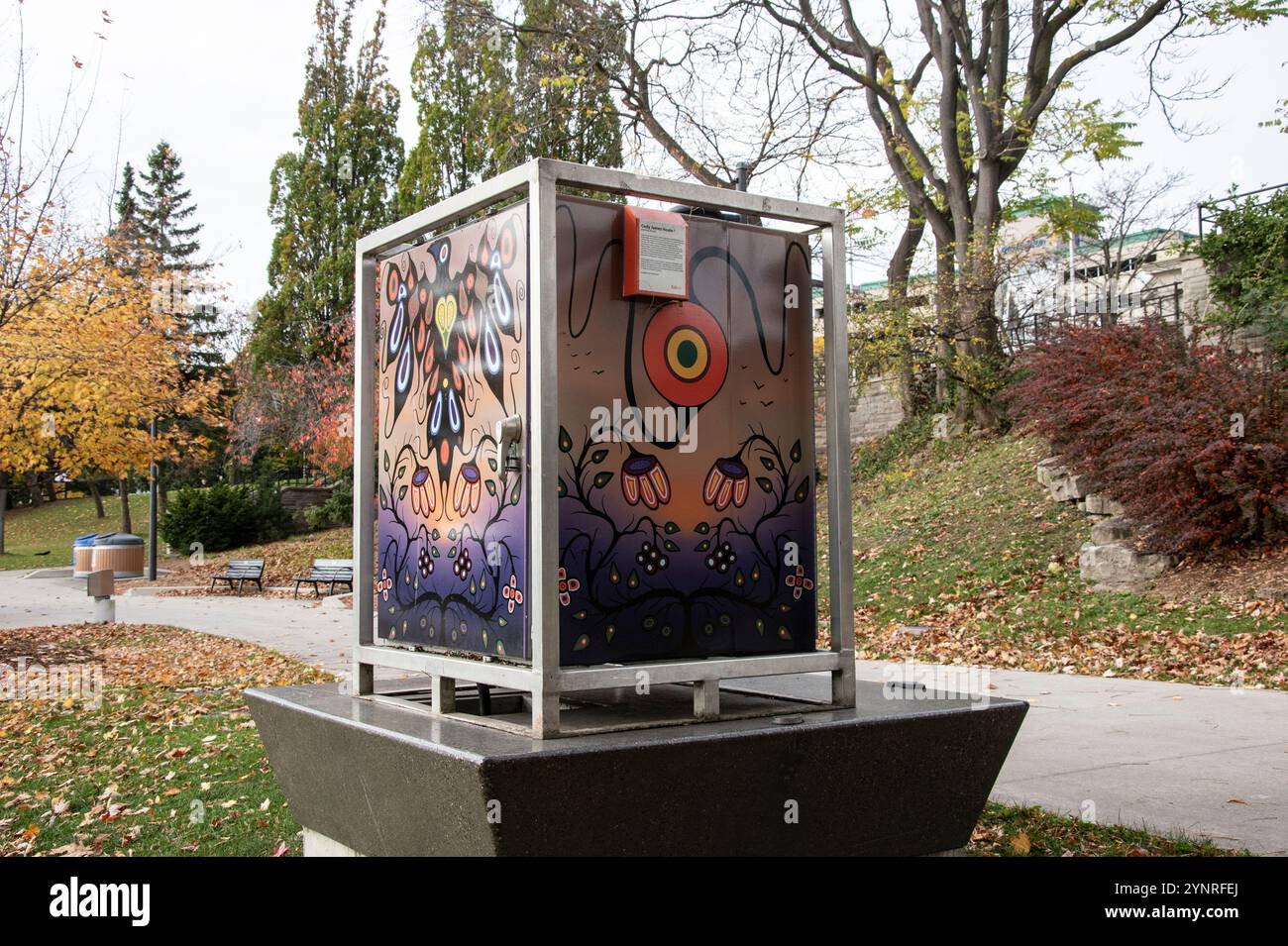 Einheimisches Vogelgemälde im Spencer Smith Park in der Innenstadt von Burlington, Ontario, Kanada Stockfoto
