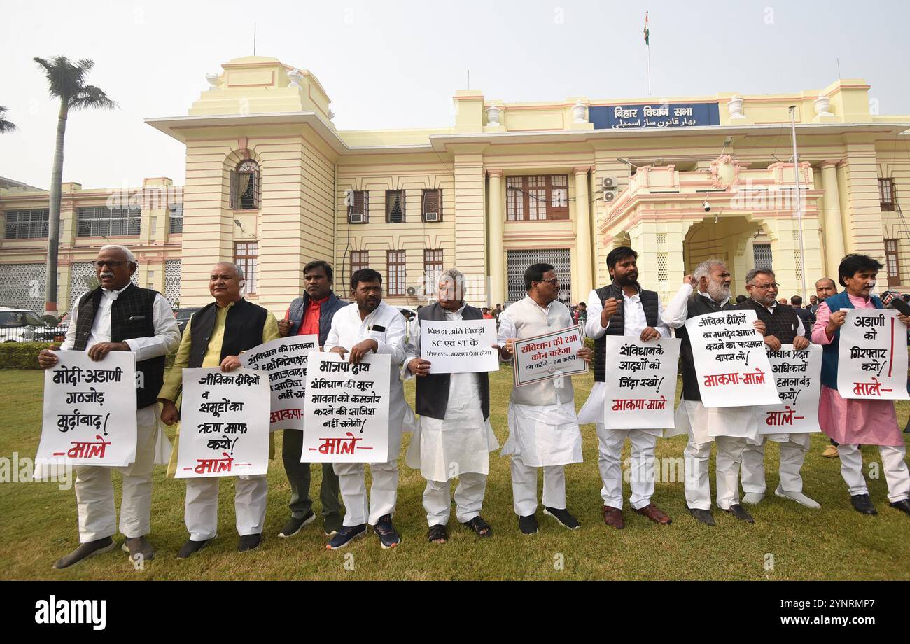 Patna, Indien. November 2024. PATNA, INDIEN - 26. NOVEMBER: CPI-ML-Gesetzgeber demonstrieren während der Wintersitzung am Tor der Bihar Assembly am 26. November 2024 in Patna, Indien. (Foto: Santosh Kumar/Hindustan Times/SIPA USA) Credit: SIPA USA/Alamy Live News Stockfoto