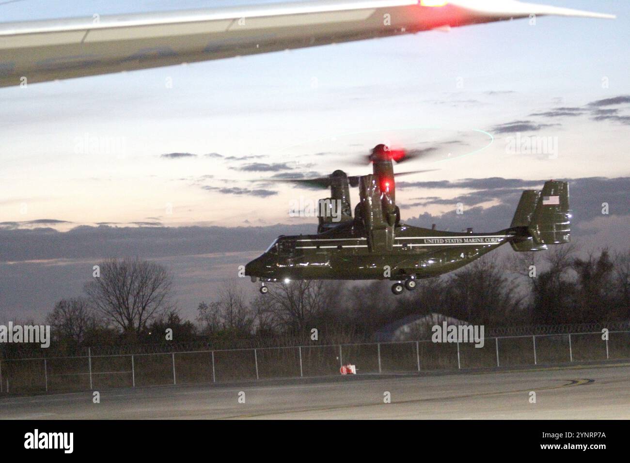 Queens, New York, USA, 25. November 2024. Queens New York, 25. November 2024. V-22 Osprey Teil der HMX-1-Einheit, die dem Präsidenten zugeordnet ist, um Personal/Medien zu transportieren, die von JFK abheben, bevor technische Probleme gemeldet wurden. Die Ospreys sind wegen mechanischer Probleme unter Feuer geraten und laufen Gefahr, geerdet zu werden. Ein Reporter, der mit dem Pressekorps des Weißen Hauses reiste, soll Zeuge von Flammen sein, die aus dem rechten Triebwerk der Osprey auf Staten Island kamen und das Flugzeug erboten. (Kreditbild: © Emily Cotler/ZUMA Press Wire) NUR REDAKTIONELLE VERWENDUNG! Nicht für kommerzielle ZWECKE! Stockfoto