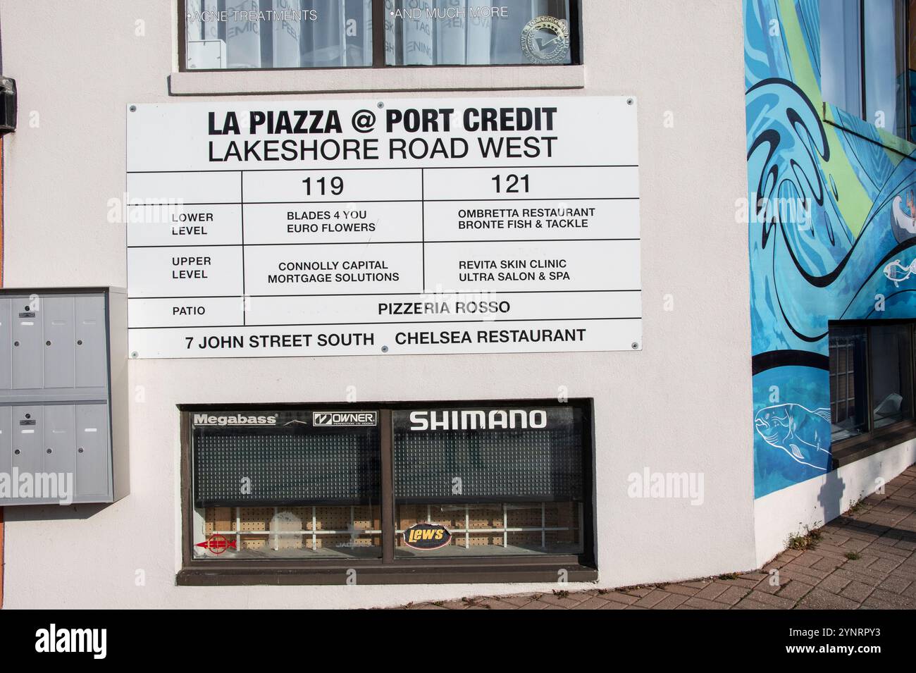 Schild La Piazza auf der Lakeshore Road West in Port Credit, Mississauga, Toronto, Ontario, Kanada Stockfoto