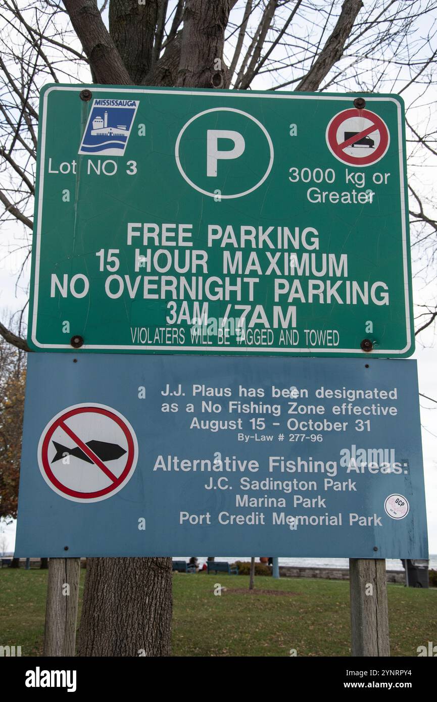 Parkplätze und Angelschilder am JJ Plaus Park in Port Credit, Mississauga, Toronto, Ontario, Kanada Stockfoto
