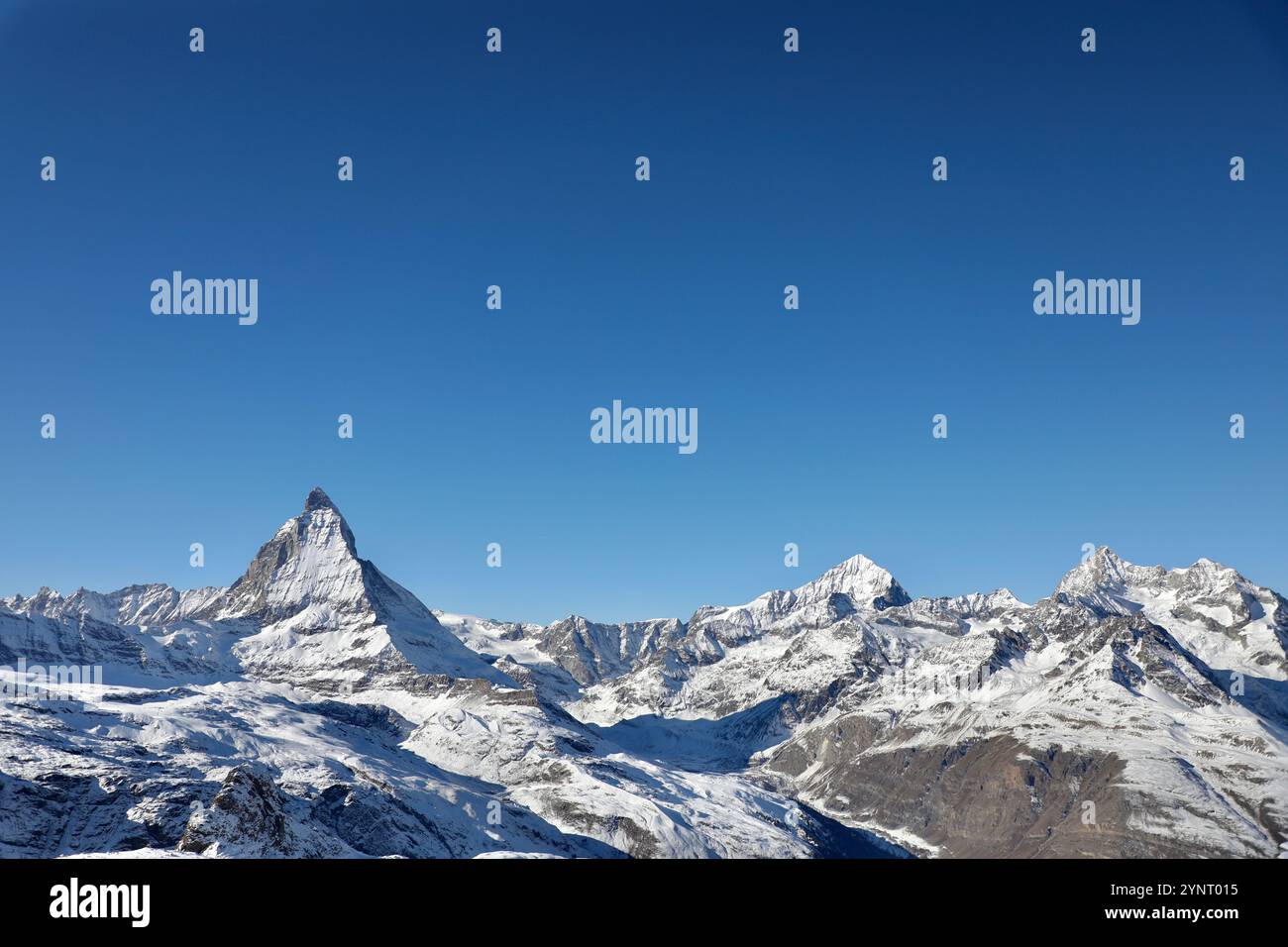 Zermatt, Schweiz. Dezember 2022. Das Matterhorn (links) und andere Gipfel der Schweizer Alpen sind vom Aussichtspunkt Gornergrat in Zermatt aus zu sehen. Gornergrat ist mit einer Zahnradbahn erreichbar, die zu den höchsten Eisenbahnen Europas zählt. Die berühmte Form des Matterhorns wird seit langem auf der Verpackung von Toblerone Swiss Pralinen verwendet. (Foto: Apolline Guillerot-Malick/SOPA Images/SIPA USA) Credit: SIPA USA/Alamy Live News Stockfoto