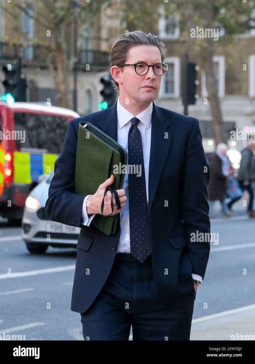 London, Großbritannien. Ken McCallum, Generaldirektor des Sicherheitsdienstes (MI5), wird in Whitehall zu Fuß gesehen. Stockfoto