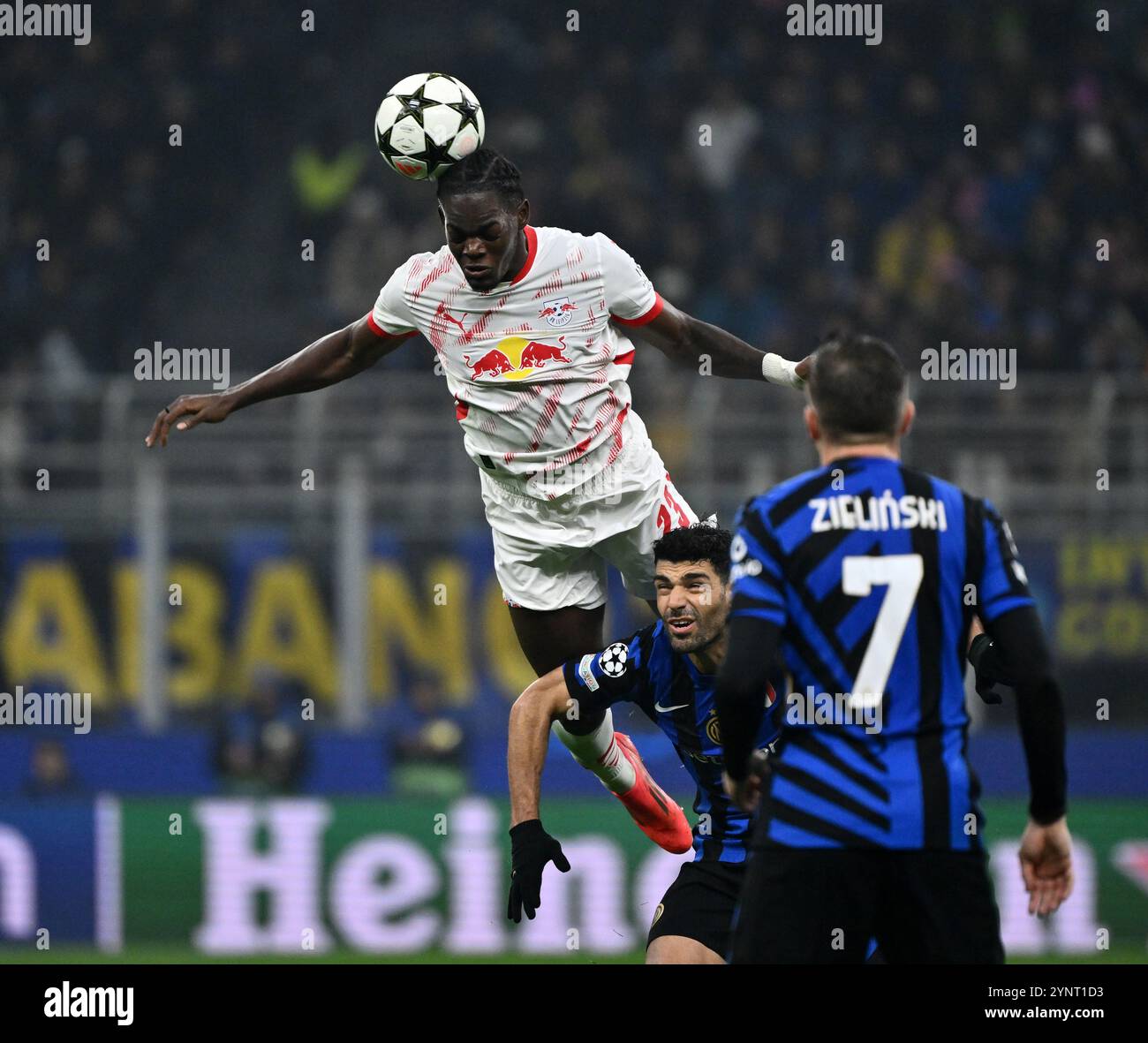 Mailand, Italien. November 2024. Der Leipziger Castello Lukeba (Top) wetteiferte um einen Kopfball während des Spiels zwischen Inter Mailand und RB Leipzig bei der UEFA Champions League in Mailand, Italien, 26. November 2024. Quelle: Alberto Lingria/Xinhua/Alamy Live News Stockfoto