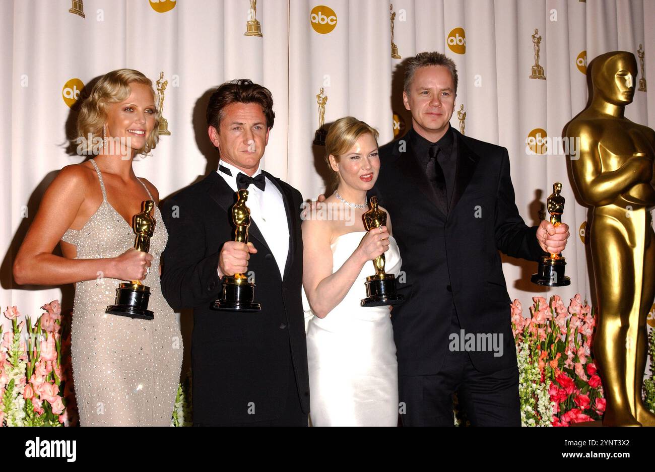 HOLLYWOOD, CA: (L-R) Charlize Theron mit ihrem Oscar® für die beste Schauspielerin in Einer Hauptrolle für ihre Darstellung des Serienmörders Aileen in 'Monster', Sean Penn mit seinem Oscar® für den besten Schauspieler in Einer Hauptrolle für seine Darstellung des Gangsters Jimmy Markum in 'Mystic River', Renée Zellweger mit ihrem Oscar® für die beste Schauspielerin in Einer Nebenrolle für ihre Darstellung von Ruby Thewes in 'Cold Mountain', und Tim Robbins mit seinem Oscar® für den besten Schauspieler in Einer Nebenrolle für seine Darstellung von Dave Boyle in „Mystic River“ auf der Bühne im Presseraum der 76. Annual Academy Awards® im Kodak Theatre in Hollywood Stockfoto