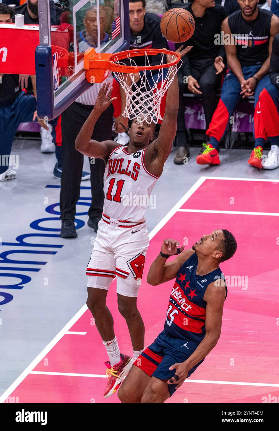 Washington, USA. November 2024. WASHINGTON, DC - 26. NOVEMBER: Malcolm Brogdon (15) beobachtet, wie der Wachmann der Chicago Bulls Ayo Dosunmu (11) während eines NBA-Spiels zwischen den Washington Wizards und den Chicago Bulls am 26. November 2024 in der Capital One Arena in Washington, DC, erzielte. (Foto: Tony Quinn/SipaUSA) Credit: SIPA USA/Alamy Live News Stockfoto