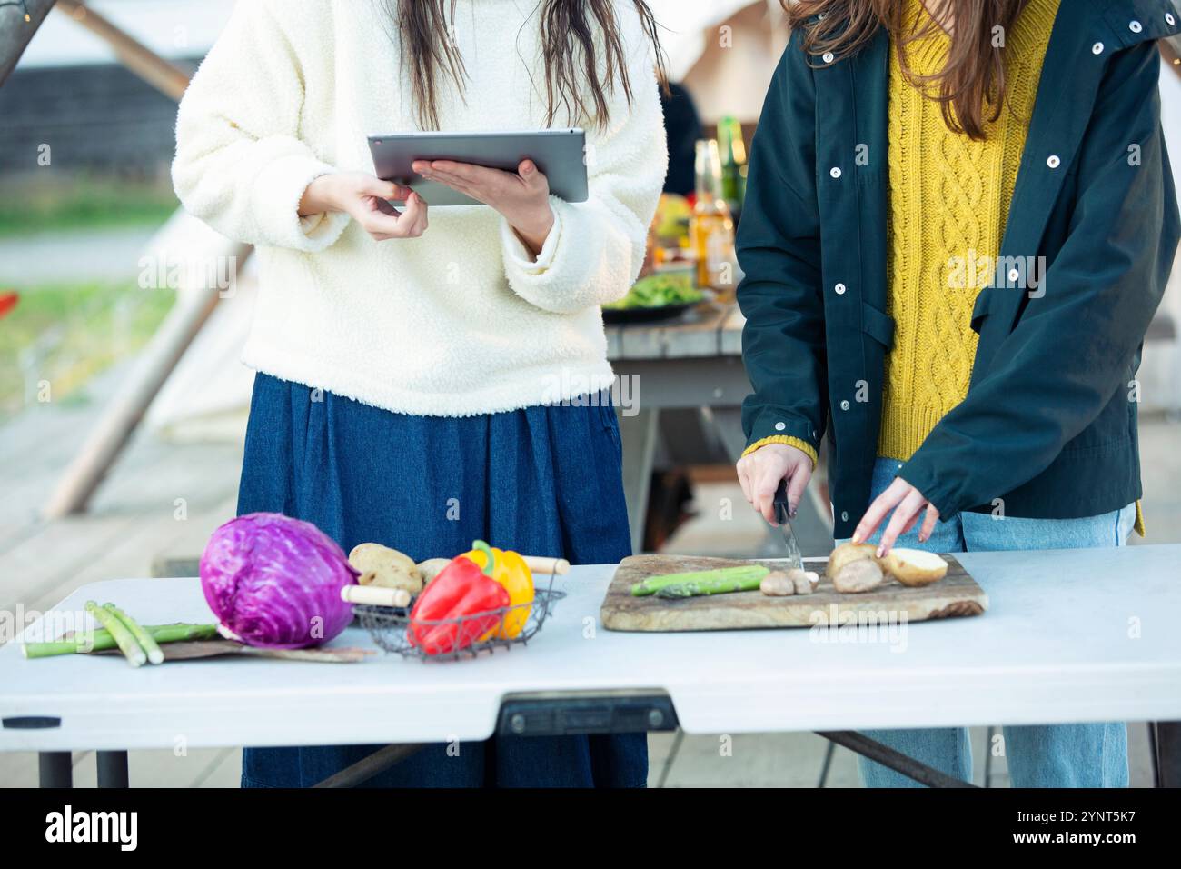 Zwei Frauen, die draußen kochen Stockfoto