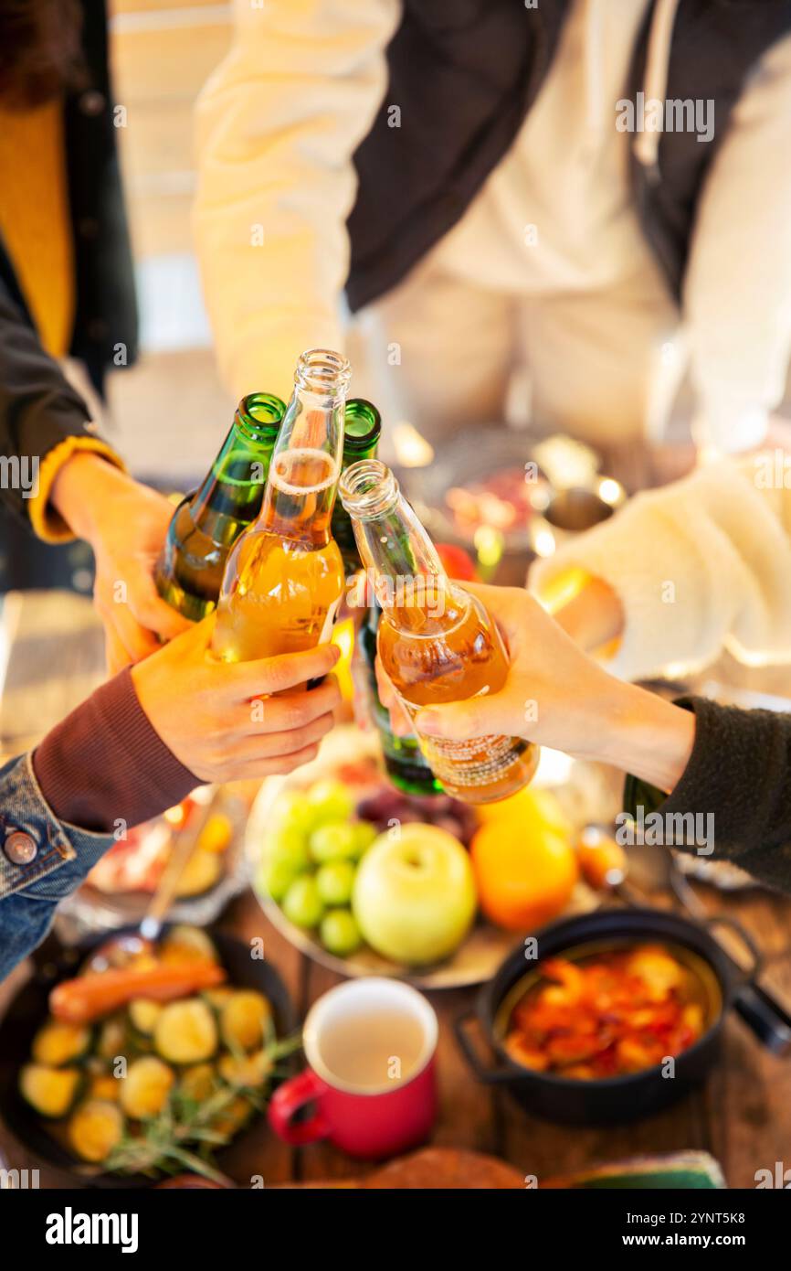 Mann und Frau, die einen Toast mit Flaschenbier in der Hand machen Stockfoto