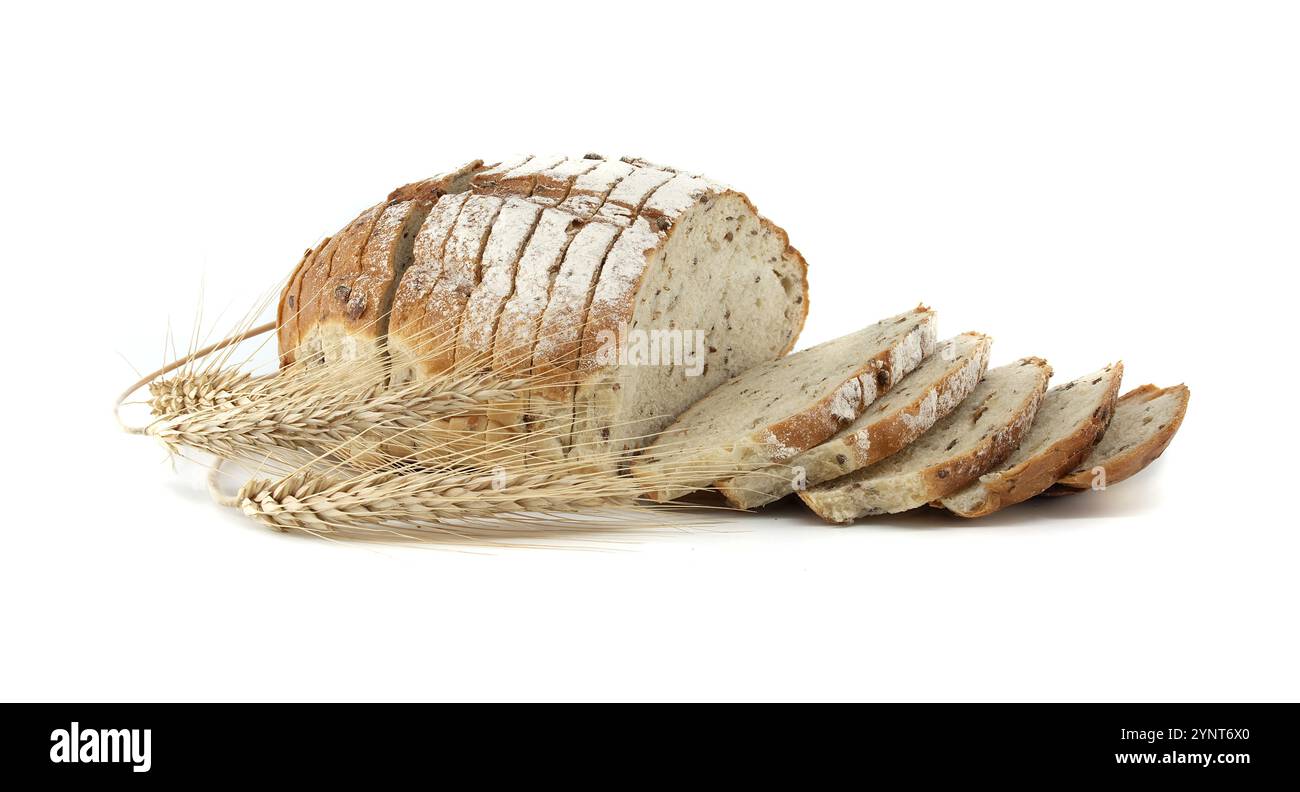 Ein Laib frisch geschnittenes Brot wird elegant mit Weizenohren kombiniert. Das Bild hebt die Textur und die handwerkliche Qualität hervor und vermittelt ein Gefühl von Wärme Stockfoto