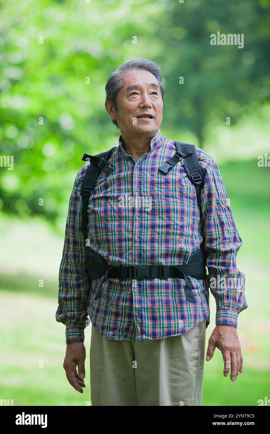 Senior-Mann mit Rucksack auf dem Rücken Stockfoto