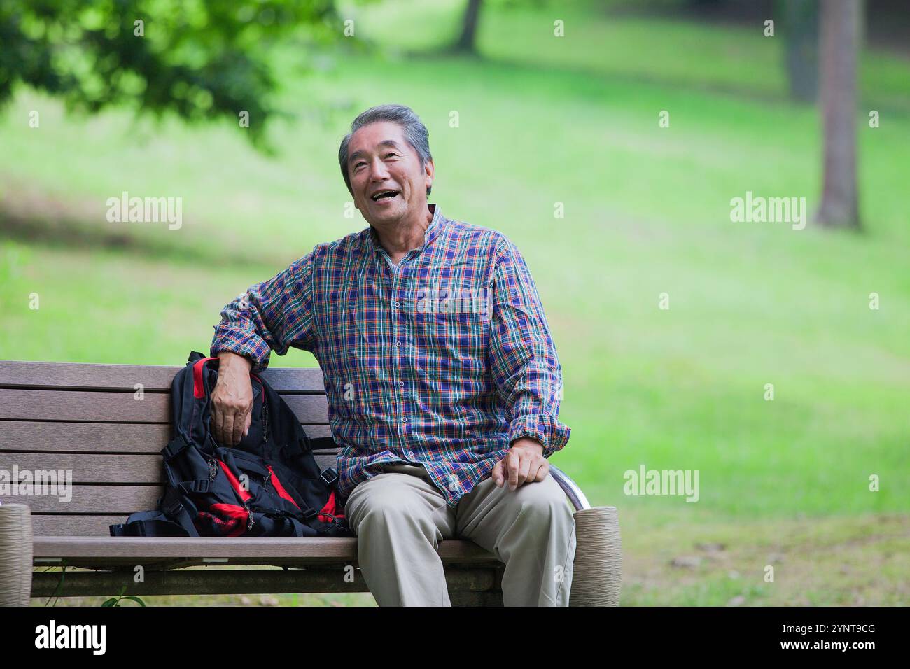 Senior-Mann, der auf der Bank ruht Stockfoto