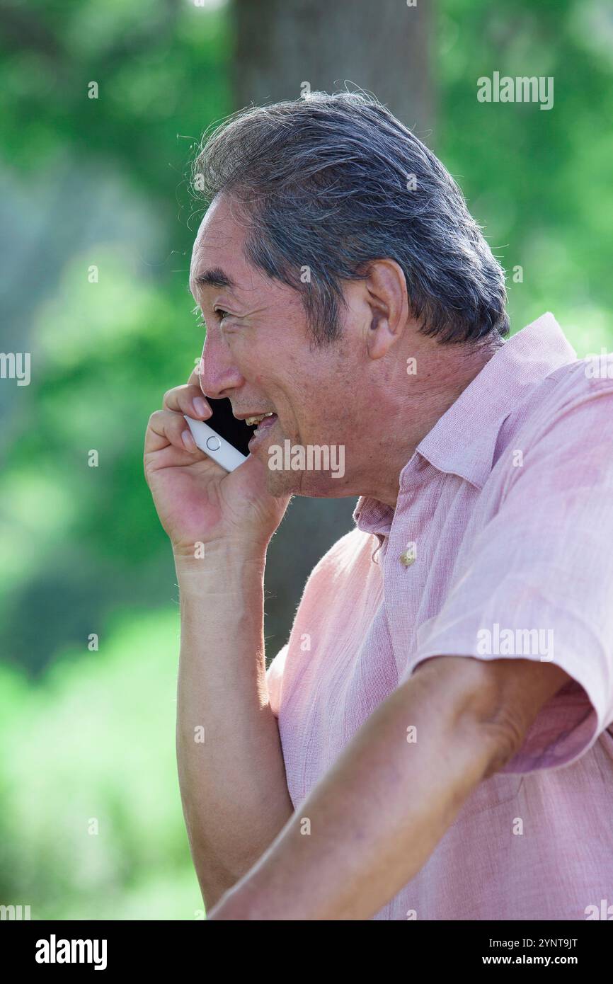 Senior-Mann, der einen Anruf macht Stockfoto