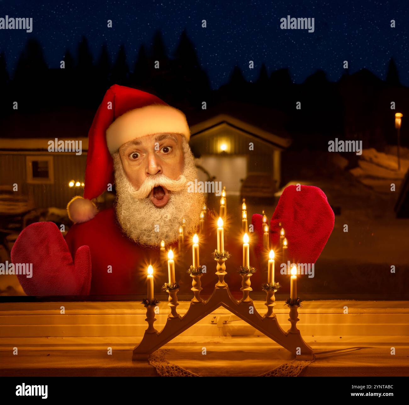 Ein schockierter Weihnachtsmann steht vor dem Fenster und schaut hinein Stockfoto