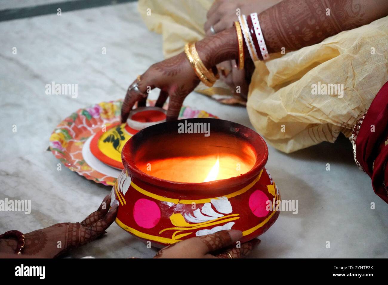 Das Ritual der Braut auf der indischen Bengalischen Hochzeit Stockfoto