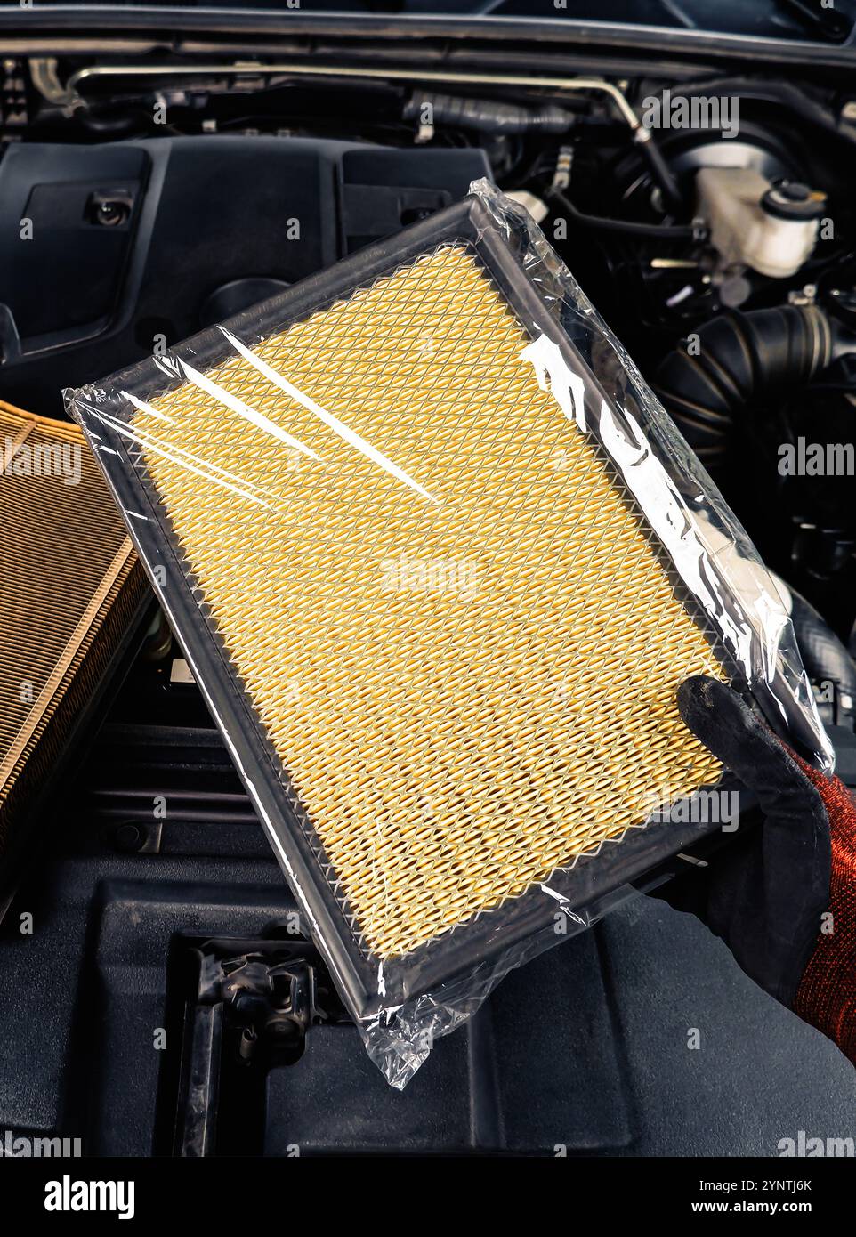 Neuer Autoluftfilter durch Automechaniker ersetzt, Autowartungskonzept Stockfoto