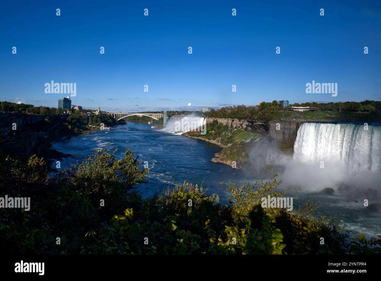Niagarafälle - Niagara River zur Rainbow Bridge mit American Falls Stockfoto
